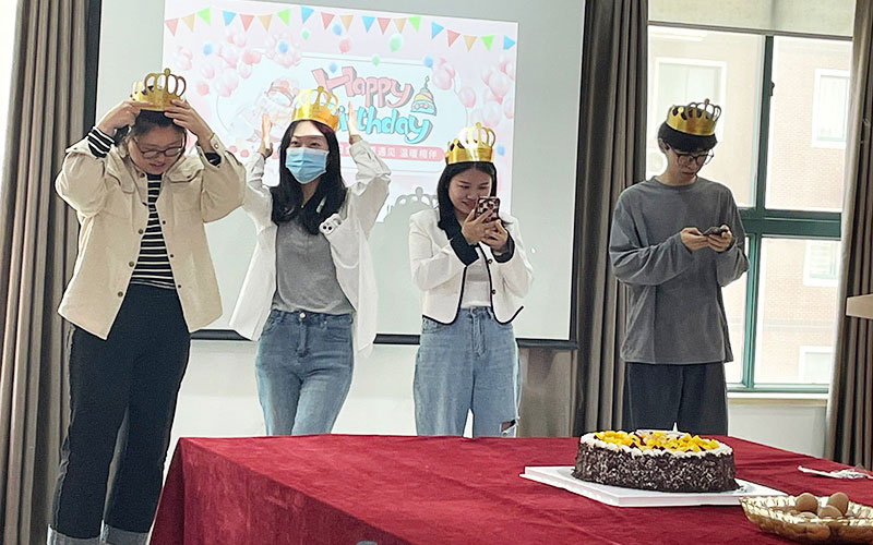 以报答本：710公海锅炉照常进行5月份员工生日会，诠释企业温馨文化！